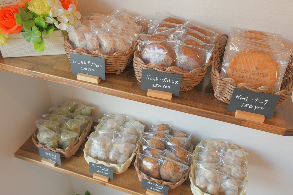 棚に並んださまざまな焼き菓子の写真