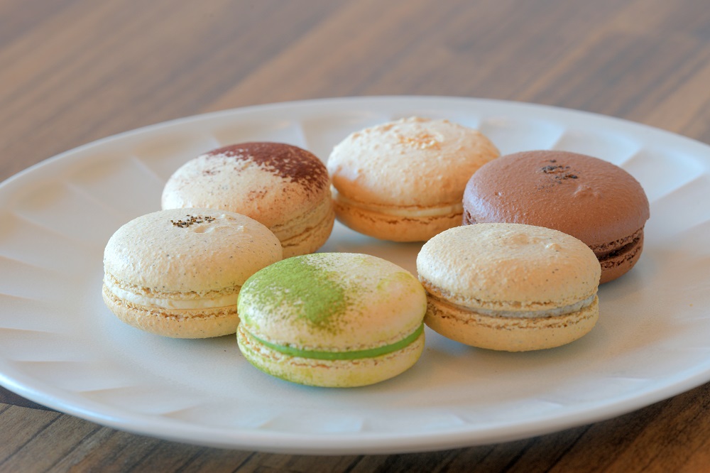 6種類のマカロンの写真