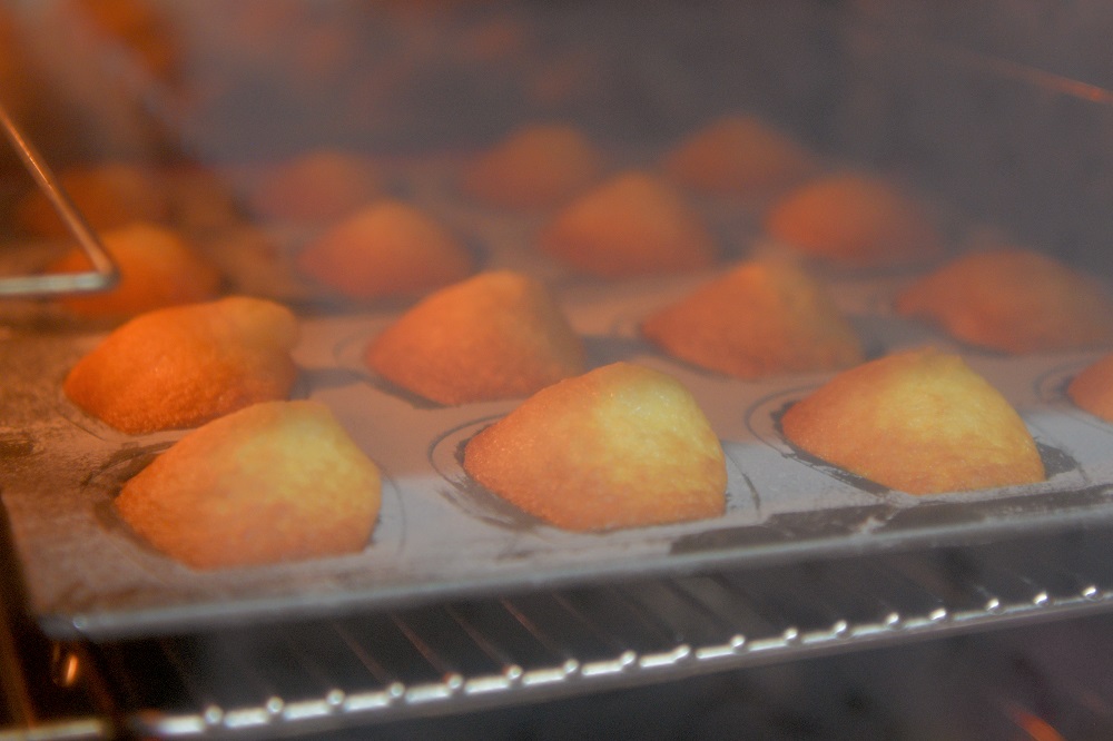 焼き菓子を作る様子