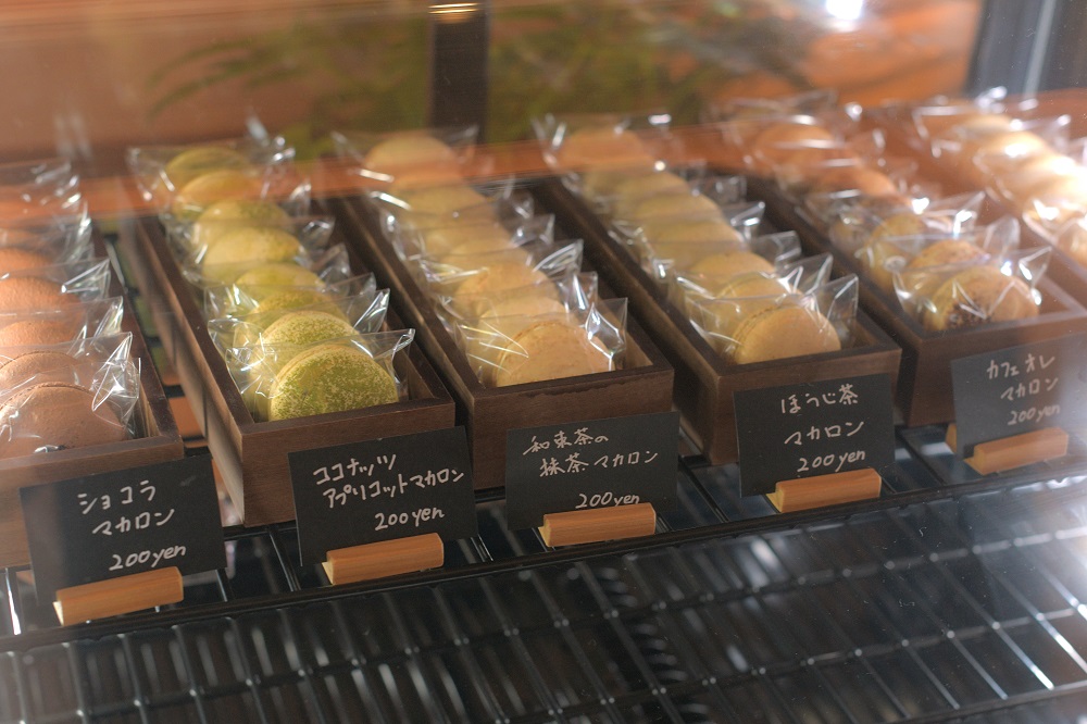 陳列されたマカロンの写真