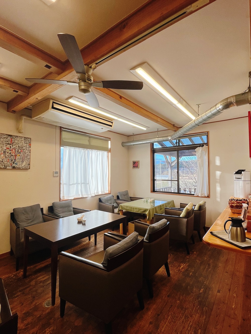 旬彩カフェ　あいはうす鹿背山の店内の様子