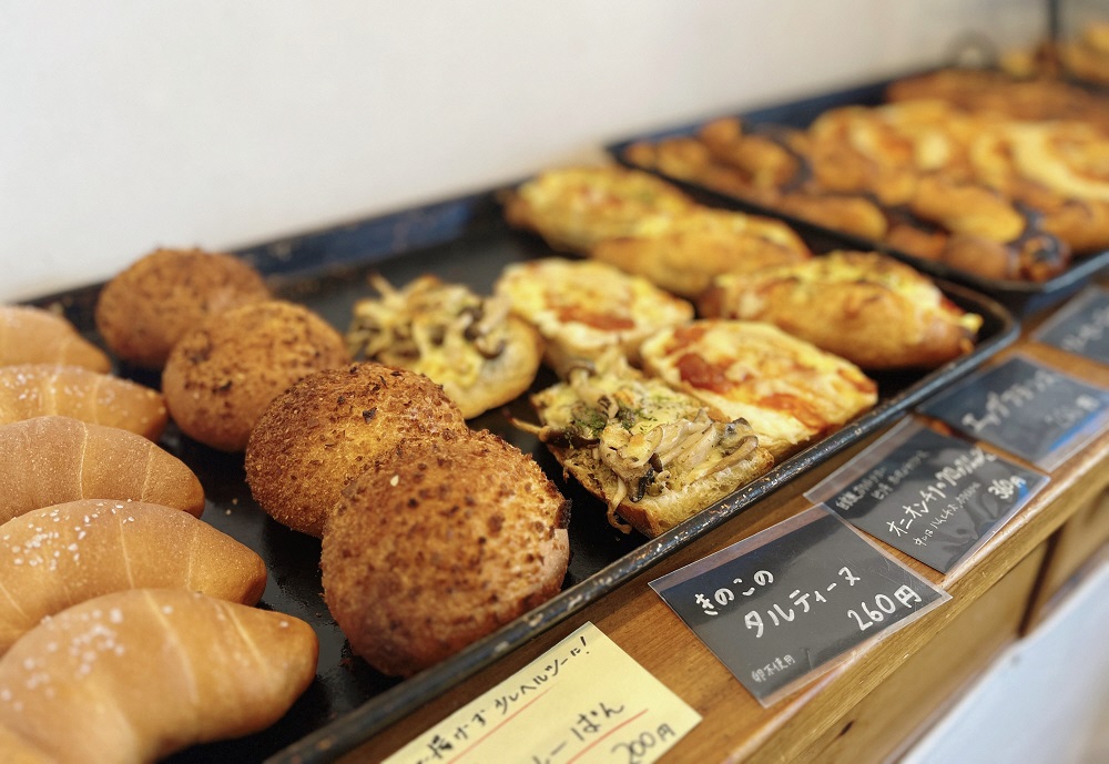 陳列されたパンの写真3