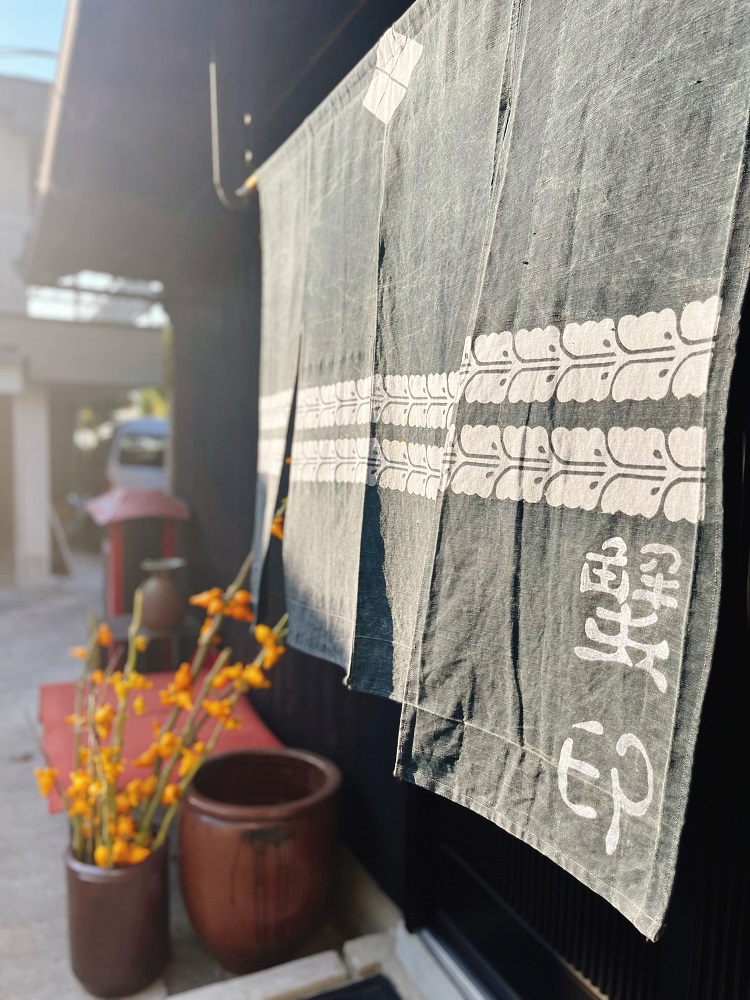 古民家カフェ「蟹印」暖簾の写真