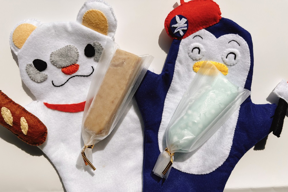 マスコットキャラ「ゆこ、なーこ」と「くずバー（ラムネ味、きなこ味）」の写真