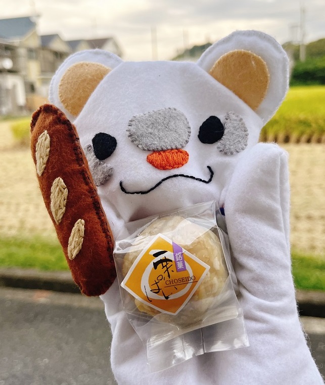 マスコットキャラ「ゆこ」が「栗ぱい」を持っている写真