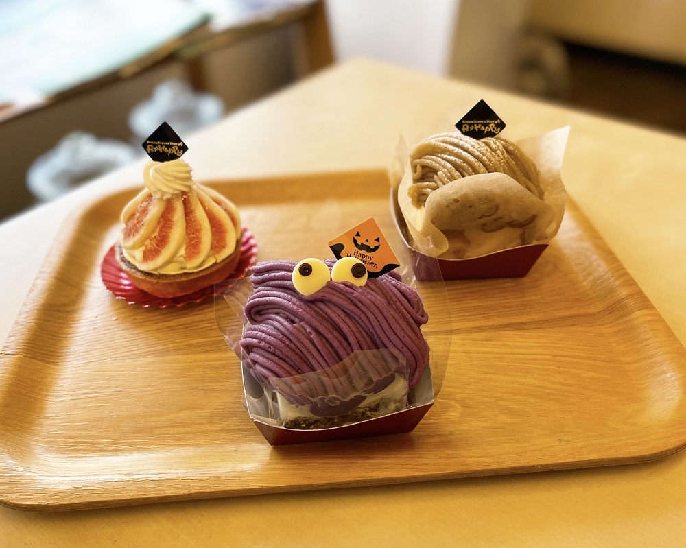 秋限定のケーキ（ムラサキイモモンスター、いちじくのタルト、モンブラン）の写真