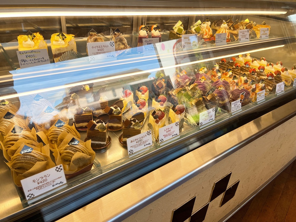ケーキが沢山並んだショーケースの写真