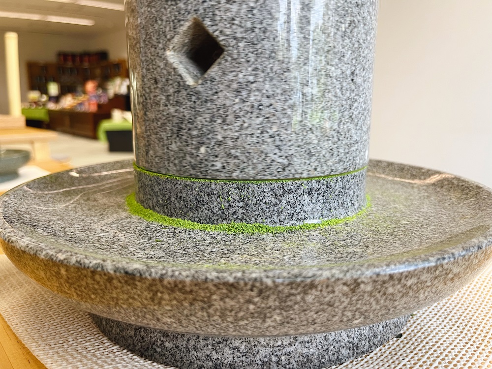 石臼から抹茶が出てきた様子