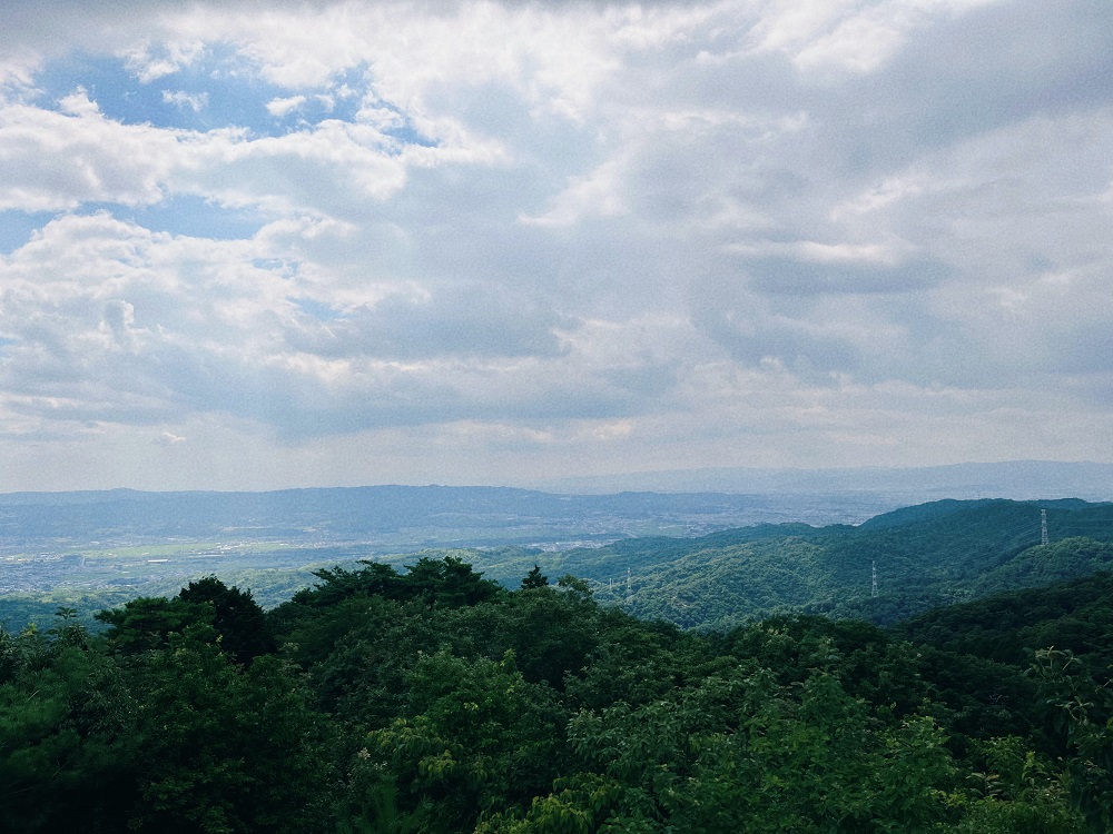 三上山から木津川市を一望した写真