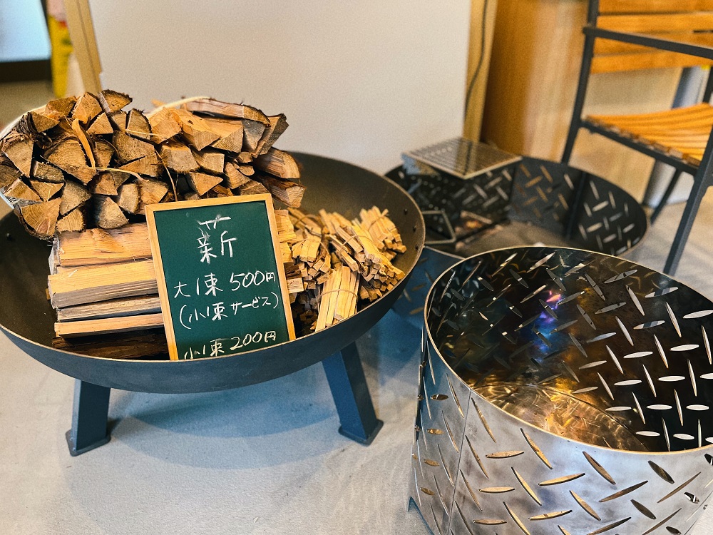 レンタル焚火台と薪の写真