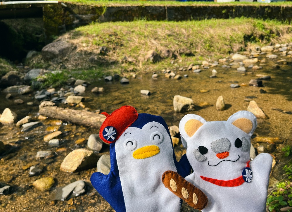 川の前でのゆこ＆なーこの写真