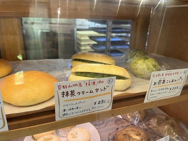 抹茶クリームサンドとお煎茶こしあんパンの写真