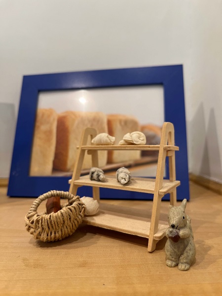 小さなパン棚とリスの置物の写真