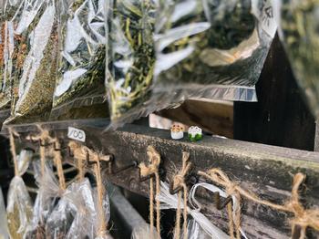 小さい猫の置物を吊り店の棚に置いた写真