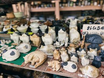 沢山の猫の置物の写真