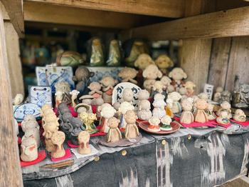 小さなお地蔵さんが並んでいる写真