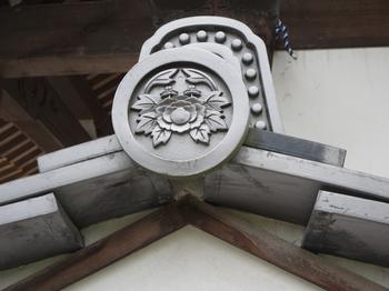 蟹が装飾された瓦の写真