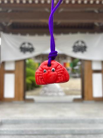 蟹の形のお守りの写真