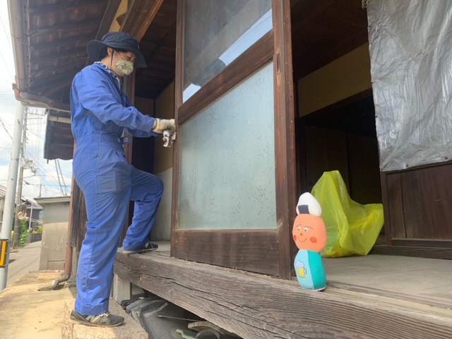 ガラス戸を掃除する様子