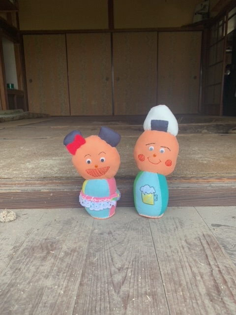 廊下にいる「ぷく」と「マイ」のぬいぐるみの写真