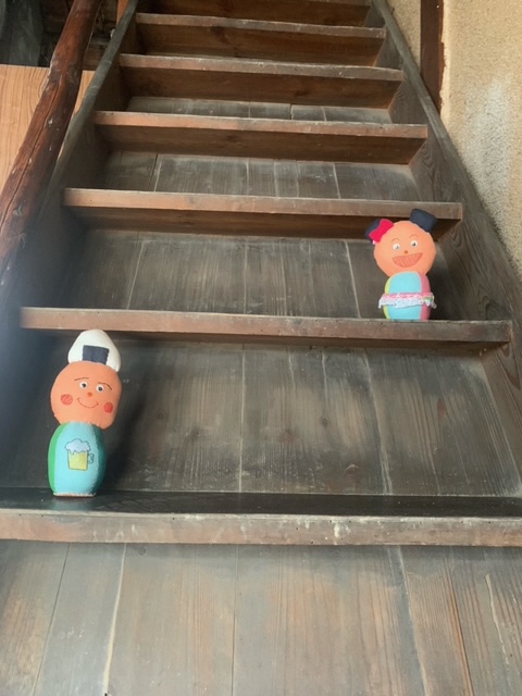 きれいになった階段と「ぷく」と「マイ」のぬいぐるみの写真