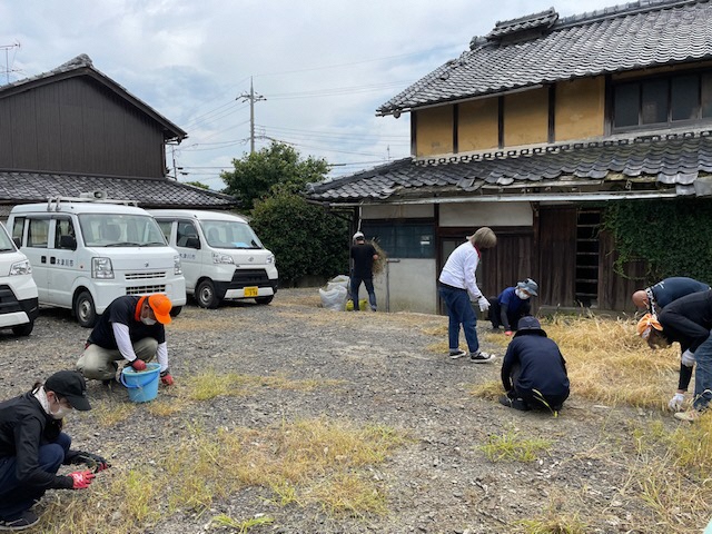 大勢で草引きをする様子