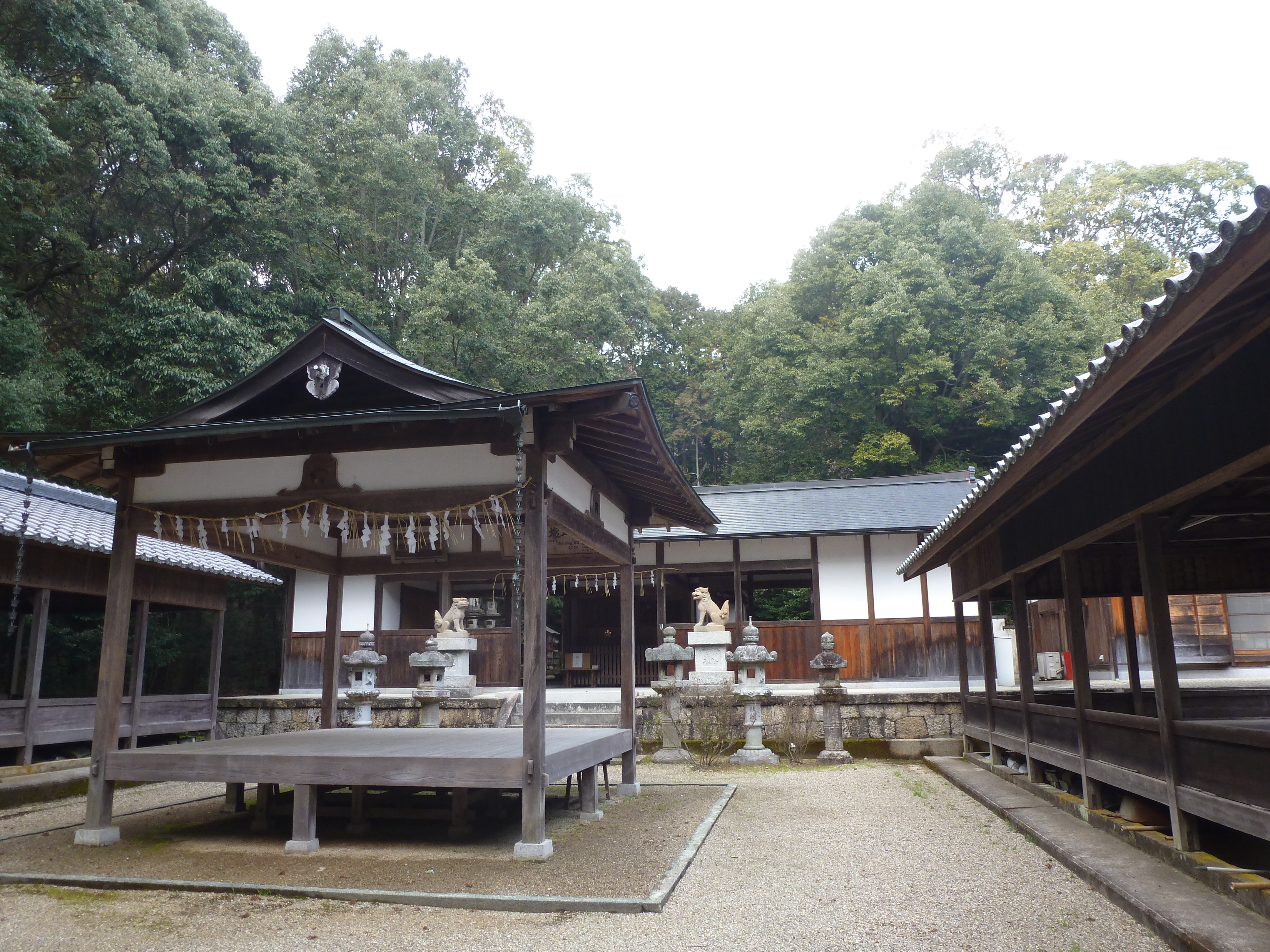 恭仁神社境内の写真