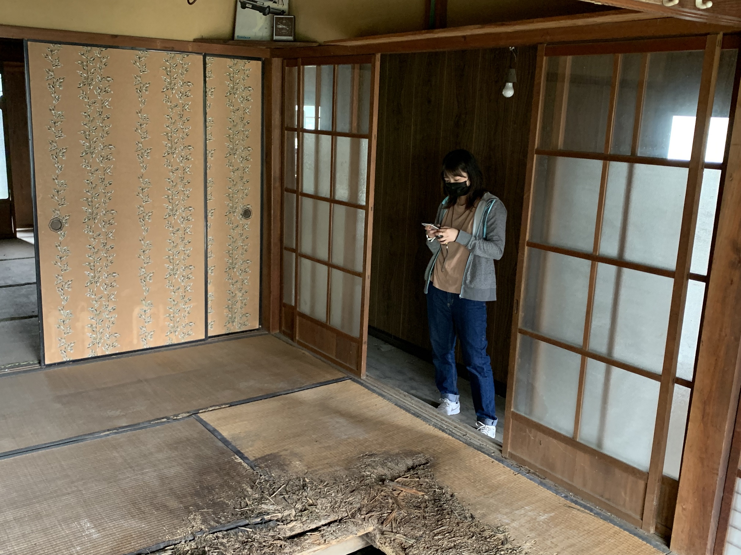 スマホにメモをする岡村さんの写真