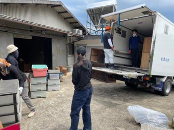 トラックに積み込む様子