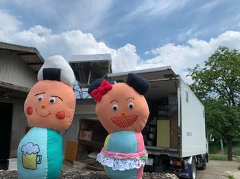 積み込み終えたトラックと「ぷく」と「マイ」のぬいぐるみの写真