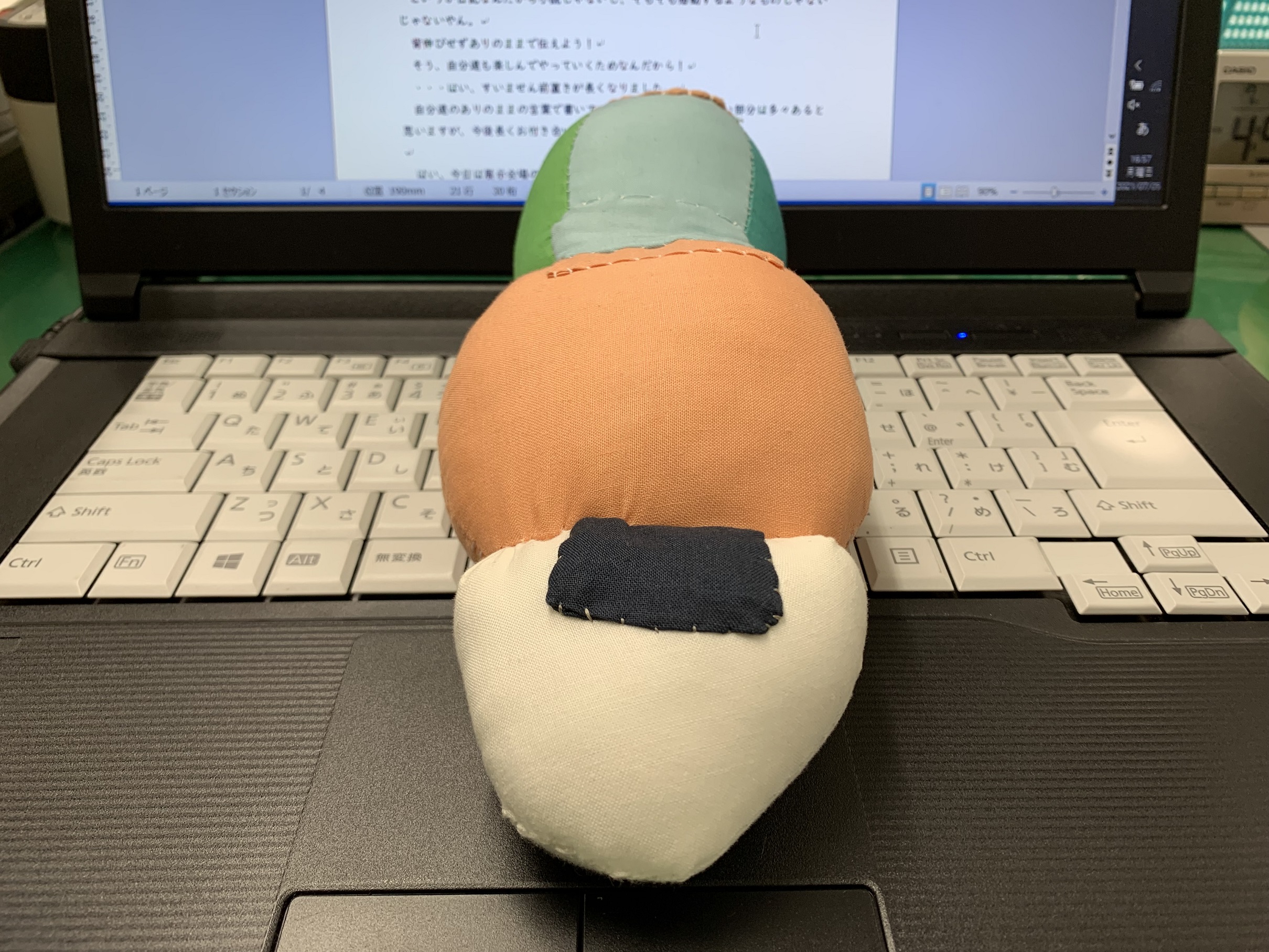 お辞儀をする「ぷく」のぬいぐるみの写真