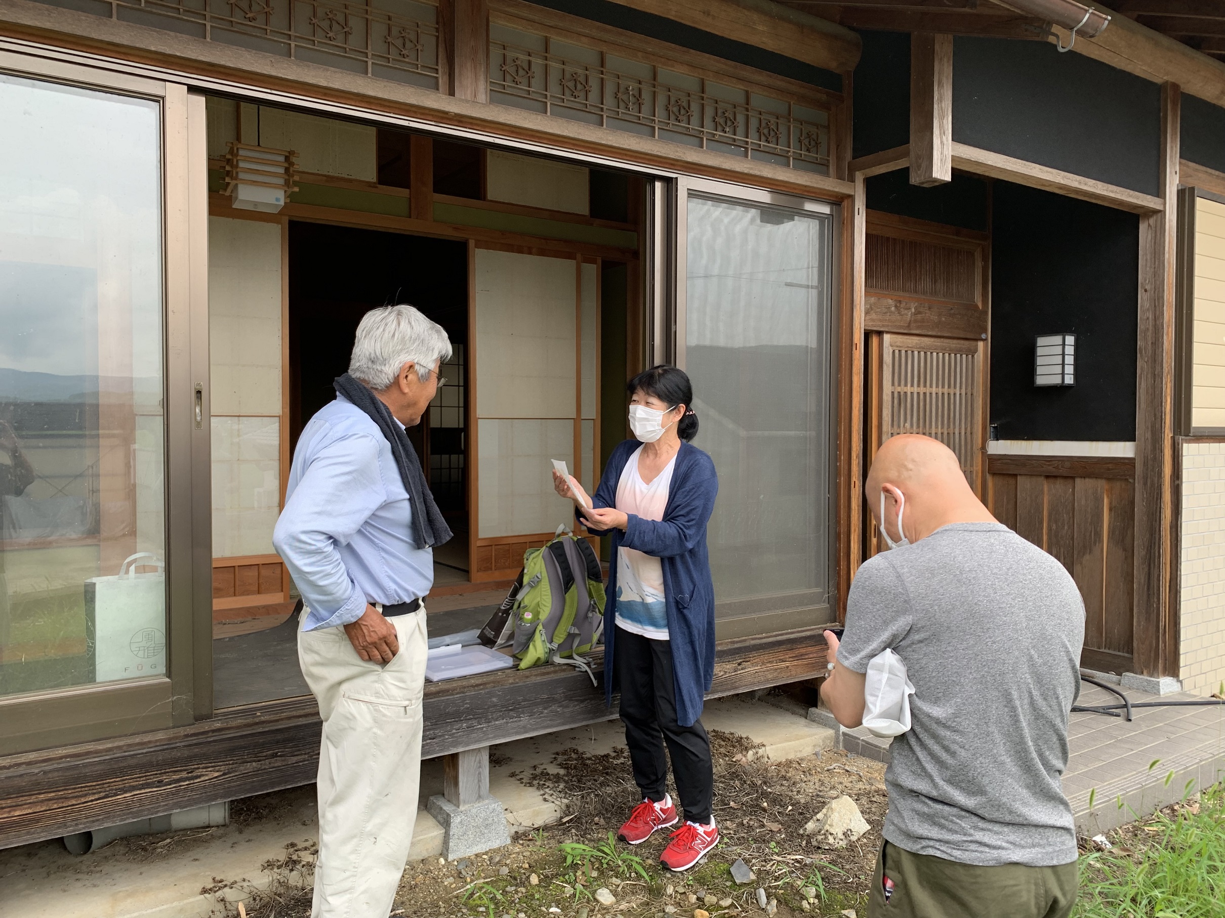 挨拶をする作家の浅山さん、所有者の中西さん、プロデューサーの林さんの写真