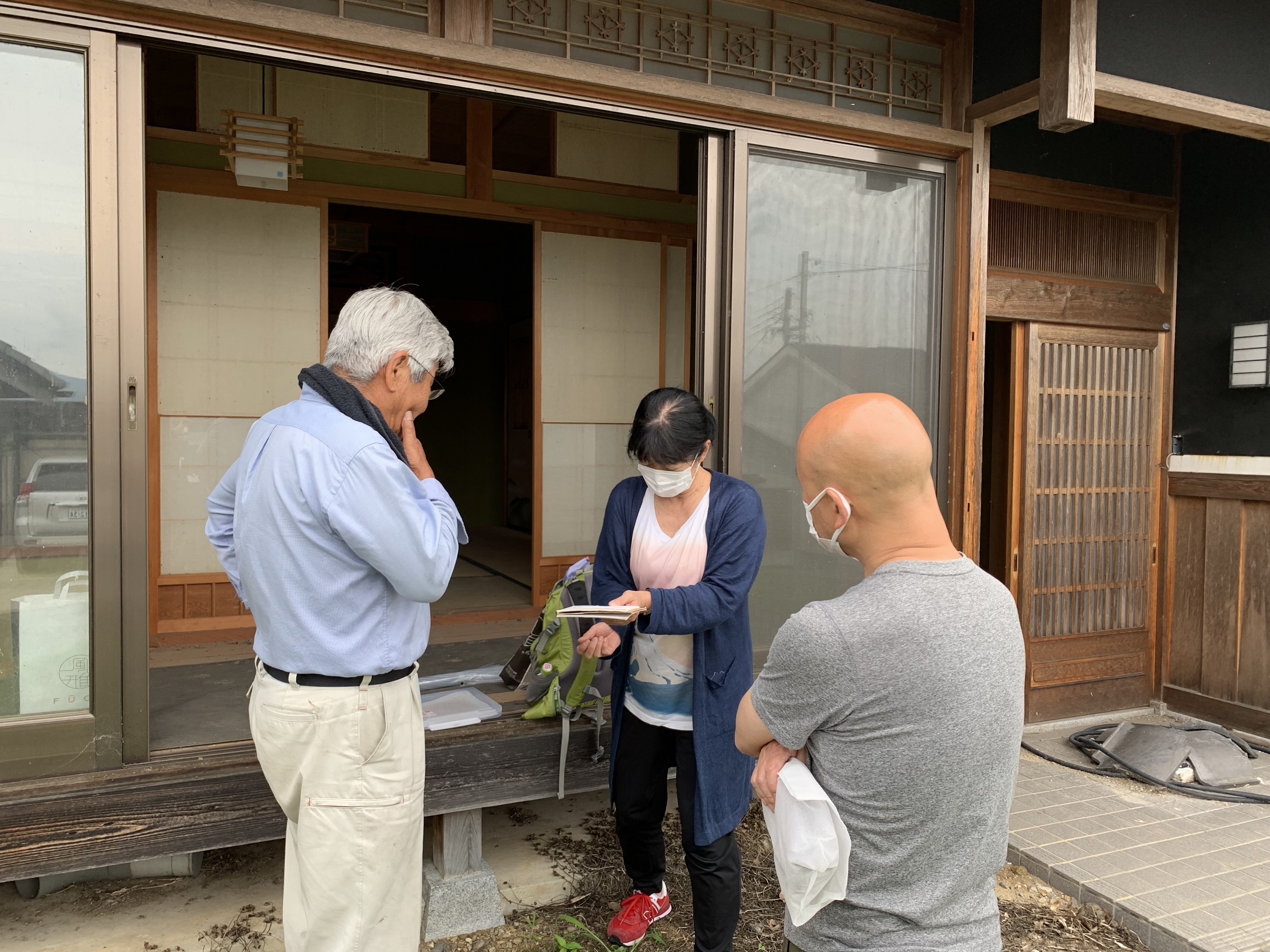 作品説明をする作家の浅山さん、所有者の中西さん、プロデューサーの林さんの写真