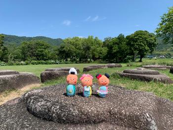 恭仁宮跡にいる「ぷくまいマイ」のぬいぐるみの写真