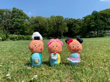 芝生の上の「ぷくまいマイ」のぬいぐるみの写真