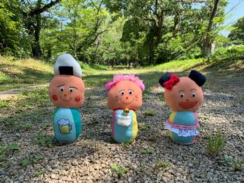 日陰にいる「ぷくまいマイ」のぬいぐるみの写真