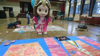 恭仁小学校にて子どもがいづみ姫の衣装を作る作業風景といづみ姫の写真