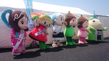 新名神高速道路の開通式典でのいづみ姫と大勢のゆるキャラの写真