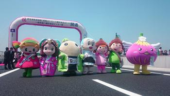 フリーウォーキングする大勢のゆるキャラの写真