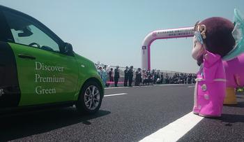 通過する車を見送るいづみ姫の写真その1