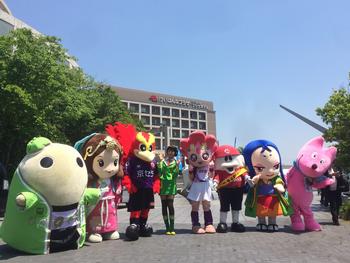 自転車レース会場でのゆるキャラ集合写真