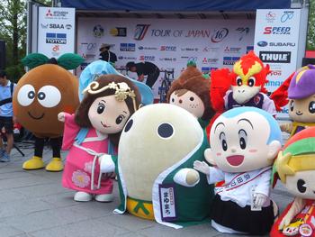 自転車レース会場での京きゃら集合写真その1