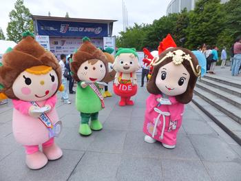 自転車レース会場での京きゃら集合写真その2