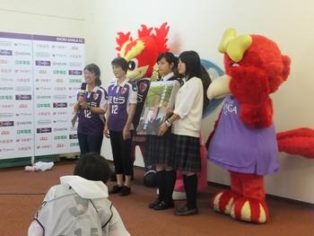 木津高校の生徒と記念写真