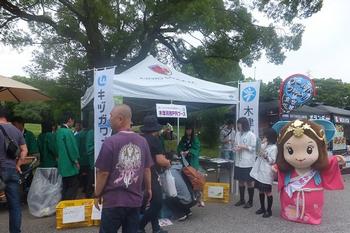 京都サンガ試合会場の木津高校の販売ブース