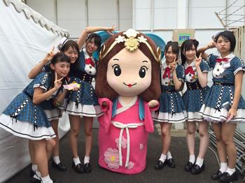 「激辛ワールドフェス」でのAKB48といづみ姫の記念写真