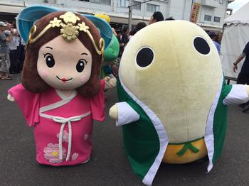 「激辛ワールドフェス」でのいづみ姫とまゆまろの写真