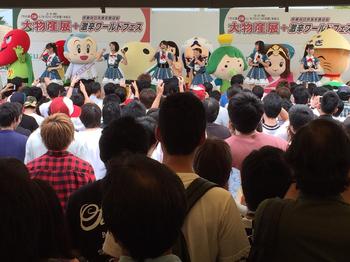 AKB48とゆるキャラが踊る写真