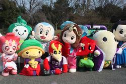 京都サンガ開幕戦でのゆるキャラ集合写真