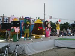 木津川市夏祭りでのいずみ姫とゆるキャラの写真